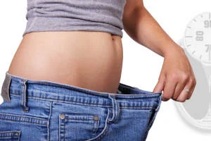 Schlanker Bauch nach Abnehmen, veranschaulicht Hypnose und Hypnosetherapie in Mannheim zur Unterstützung der Gewichtsreduktion in meiner Hypnosepraxis in Mannheim.