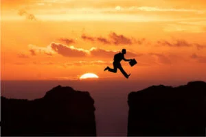 Fiktiver Sprung über eine Schlucht, veranschaulicht das Auflösen von Angst durch Hypnosetherapie bzw. Hypnotherapie in meiner ärztlichen Hypnosepraxis in Mannheim.