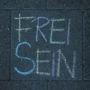 Graffiti mit dem Spruch "Frei Sein"