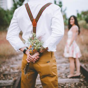 Mann mit Blumenstrauß für die Frau seines Herzens
