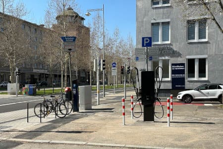 Elektroauto-Ladestation in der Werderstraße nahe der Hypnosetherapie-Praxis Dr. Stoll in Mannheim – ideal zum Aufladen während der Behandlung